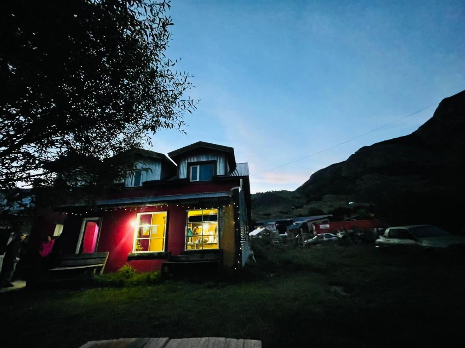 Hostel Las Cuatro Estaciones 厄尔查尔坦 外观 照片